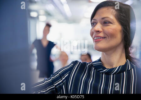 Smiling businesswoman menant la salle de conférence réunion Banque D'Images