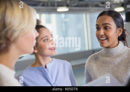 Businesswomen talking in office Banque D'Images