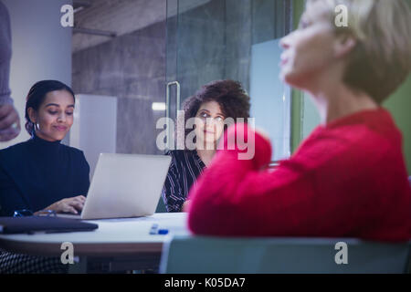 L'écoute des gens d'affaires, travaillant dans la salle de conférence réunion Banque D'Images