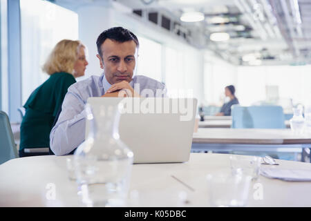 L'accent grave, businessman working at desk in office Banque D'Images
