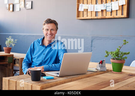 Smiling mature woman working on a laptop Banque D'Images