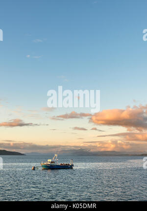 Bateau amarré dans la baie de Craignure au coucher du soleil, Isle of Mull, Argyll and Bute, Ecosse, Royaume-Uni Banque D'Images