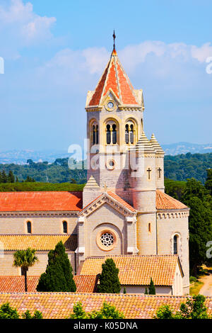 Une vue de l'abbaye de Lérins dans l'île Saint-Honorat, France, mettant en évidence la tour lanterne de son église Banque D'Images