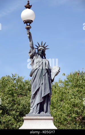 Poitiers, France, réplique de la Statue de la liberté, dédié à la défense de la liberté, et commémorant Jean-Baptiste Breton. Banque D'Images