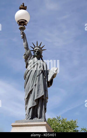 Poitiers, France, réplique de la Statue de la liberté, dédié à la défense de la liberté, et commémorant Jean-Baptiste Breton. Banque D'Images