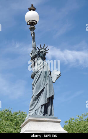 Poitiers, France, réplique de la Statue de la liberté, dédié à la défense de la liberté, et commémorant Jean-Baptiste Breton. Banque D'Images