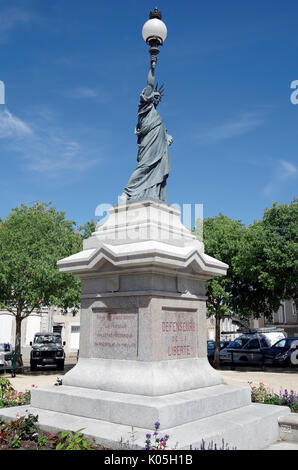 Poitiers, France, réplique de la Statue de la liberté, dédié à la défense de la liberté, et commémorant Jean-Baptiste Breton. Banque D'Images