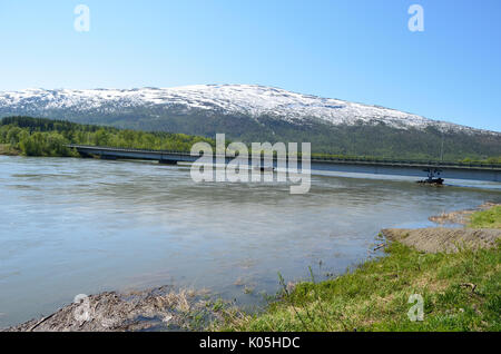 Rivière en crue au printemps sous bridge Banque D'Images