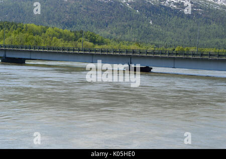 Rivière en crue au printemps sous bridge Banque D'Images