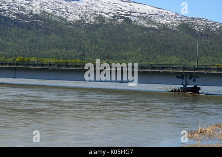 Rivière en crue au printemps sous bridge Banque D'Images