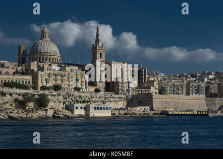 Vue panoramique sur La Valette, la capitale de l'île méditerranéenne de Malte, la recherche à travers le port de Marsamxett de Sliema Banque D'Images