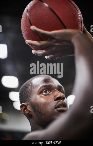 Close up axé jeune joueur de basket-ball masculin le tir de la balle Banque D'Images