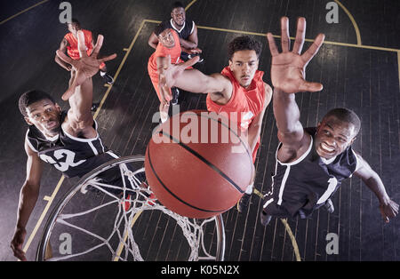 Vue aérienne de jeunes joueurs de basket-ball masculin de basket-ball au saut rebond net sur un terrain de basket-ball Banque D'Images