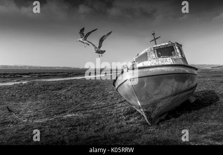 Bateaux abandonnés à Penclawdd estuaire. Banque D'Images