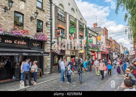 DUBLIN, IRLANDE - Août 12 : rue animée dans le centre touristique de Temple Bar, à Dublin, Irlande Banque D'Images