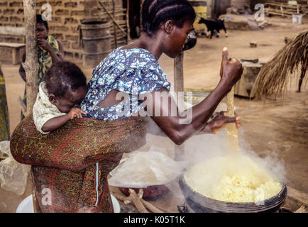 Bamoro, Côte d'Ivoire (Ivory Coast). Femme Atieke Village, une base de féculents à base de manioc. Banque D'Images