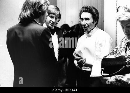 Trois interprètes non identifiés et permanent de se parler pendant le concert du centenaire. 1970. Banque D'Images