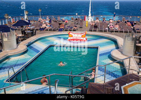 Zuiderdam Caribbean Cruise. Nager et bronzer dans et autour de la piscine. Banque D'Images