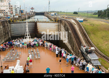 Canal de Panama, Panama. Saisie première écluse, côté Caraïbes, cap vers le lac Gatun. 'Mule' locomotive tirant vers l'avant du navire dans l'Écluse pendant que le Pas Banque D'Images