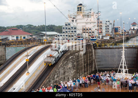 Canal de Panama, Panama. Saisie première écluse, côté Caraïbes, cap vers le lac Gatun. 'Mule' locomotive tirant vers l'avant du navire dans l'Écluse pendant que le Pas Banque D'Images