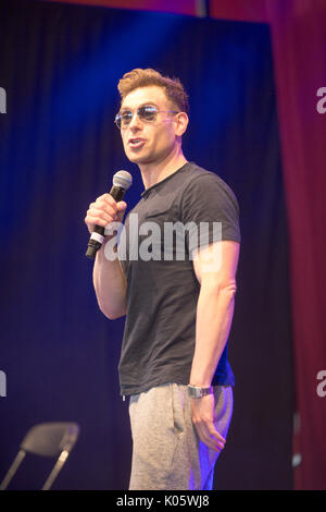 Le comédien Lee Nelson à Hylands Park, Chelmsford, Essex, le dimanche 20 août à cette ans V Festival. Banque D'Images