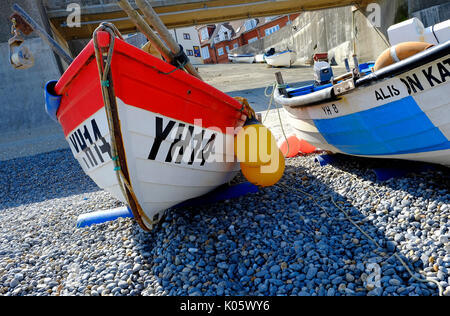 Bateaux de pêche colorés à sheringham, North Norfolk, Angleterre Banque D'Images