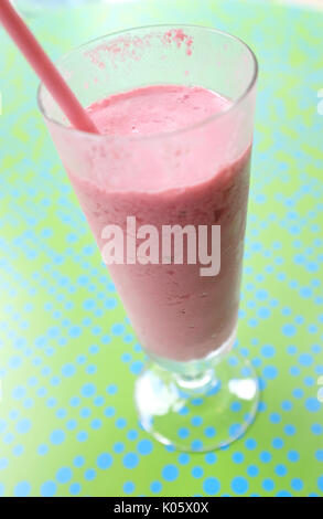 Smoothie aux petits fruits en verre grand Banque D'Images