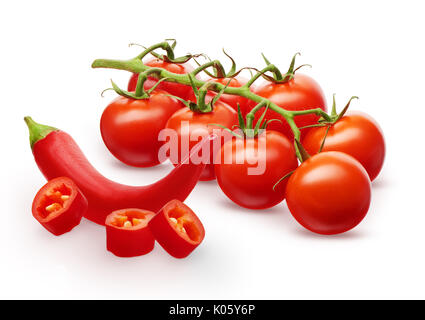 Branche de tomates cerises rouges frais avec des feuilles vertes et couper le piment fort isolé sur fond blanc Banque D'Images