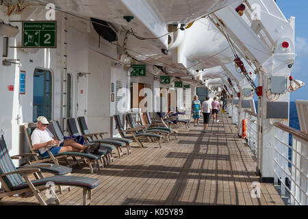 Les passagers de l'exercice ou la lecture sur le pont d'un paquebot de croisière des Caraïbes. Banque D'Images