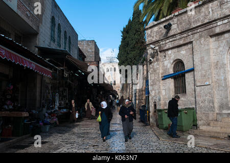 Les femmes musulmanes à pied le long de la route El Wad, le quartier musulman de Jérusalem. Banque D'Images