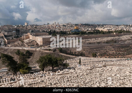 Cimetière juif sur le Mont des Oliviers à Jérusalem, Israël. Ce site contient environ 150 000 tombes et a été utilisé pendant plus de 3 000 ans. Banque D'Images