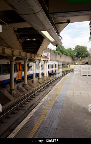 En train aérien à Surrey Quats gare de Londres Banque D'Images