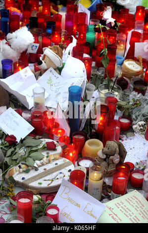 Las Ramblas, Barcelone, Espagne. 20e Août, 2017. Autel avec des fleurs, des bougies s'allument et les poupées pour rendre hommage aux victimes de l'attaque terroriste sur la Rambla, à Barcelone. Credit : Rosmi Duaso/Alamy Life News Crédit : fototext/Alamy Live News Banque D'Images