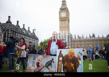Londres, Angleterre, Royaume-Uni. 21 août, 2017. Artiste Kaya Mar se joint à la foule et les médias du monde entier pour assister à la dernière carillon de Big Ben à 12 heures avant qu'elle est neutralisée pour la restauration à Elizabeth Tower pendant quatre ans. Crédit : Michael Goldrei/Alamy Live News. Banque D'Images
