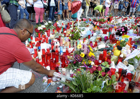 Las Ramblas, Barcelone, Espagne. 20e Août, 2017. Les gens apportent des fleurs, s'allumer des bougies et laissez dolls prières et méditations au début de la Rambla pour rendre hommage aux victimes de l'attaque terroriste à Barcelone. Credit : fototext/Alamy Life News Banque D'Images