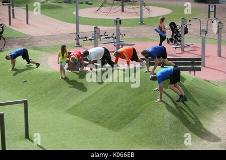 Göteborg, Suède. Août 21, 2017. Des gens qui font des exercices de gymnastique à un centre sportif à Gothenburg, Suède, 21 août 2017. Photo : Friso Gentsch/dpa/Alamy Live News Banque D'Images