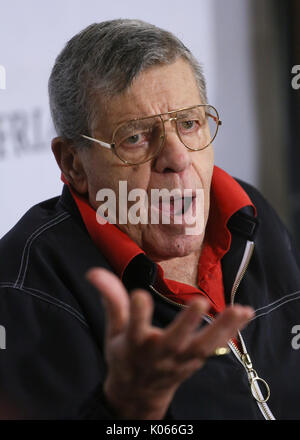 Fichier : New York City, USA. Août 21, 2017. Date : Jun 5, 2014. Jerry Lewis décède. Jerry Lewis assiste à la célébration du Club frères Jerry Lewis et le 50e anniversaire de "La Professeur Maboul' à New York Friars Club le 5 juin 2014 à New York. Crédit : Erik Pendzich/Alamy Live News Banque D'Images