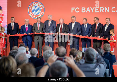 Munich, Allemagne. Août 21, 2017. Jan-Christian Dreesen, vice-président (l-r) ; FC Bayern Munich vice-président Walter Mennekes ; Karl Hopfner, ancien président du FC Bayern Munich ; le premier ministre de la Bavière, Horst Seehofer (CSU) ; FC Bayern Munich le président Uli Hoeness, maire de Munich Dieter Reiter (SPD), président du Bayern Munich Karl-Heinz Rummenigge, vice-président Dieter Mayer, et Rainer Koch, président de l'Association de football de Bavière, l'ouverture du nouveau campus du Bayern de Munich à Munich, Allemagne, 21 août 2017. Photo : Matthias Balk/dpa/Alamy Live News Banque D'Images