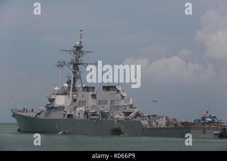 Singapour, Singapour. Août 21, 2017. La marine américaine de la classe Arleigh Burke destroyer lance-missiles USS John S. McCain avec une coque endommagée article amarrée à la base navale de Changi pour des réparations d'urgence le 21 août 2017 à Singapour. Le navire est entré en collision avec le navire marchand civil Alnic MC pendant qu'ils sont en cours à l'est du détroit de Malacca causant des dégâts importants et 10 marins portés disparus et présumée morte. Credit : Planetpix/Alamy Live News Banque D'Images