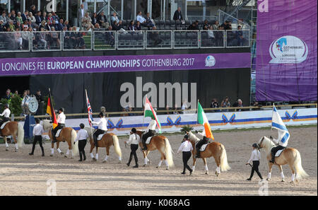 Göteborg, Suède. Août 21, 2017. Riders dans l'Ullevi Stadion lors de l'ouverture officielle de la FEI Longines European Championships 2017 à Göteborg, Suède, 21 août 2017. La compétition se poursuivra jusqu'au 27 août. Photo : Friso Gentsch/dpa/Alamy Live News Banque D'Images