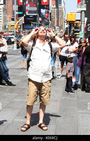 New York, USA. Août 21, 2017. New York, NY, USA. Août 21, 2017. Eclipse solaire 2017 à Times Square à New York le 21 août 2017. Credit : Rw/media/Alamy Punch Live News Crédit : MediaPunch Inc/Alamy Live News Banque D'Images
