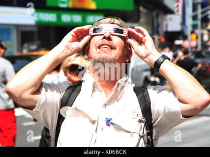 New York, USA. Août 21, 2017. New York, NY, USA. Août 21, 2017. Eclipse solaire 2017 à Times Square à New York le 21 août 2017. Credit : Rw/media/Alamy Punch Live News Crédit : MediaPunch Inc/Alamy Live News Banque D'Images