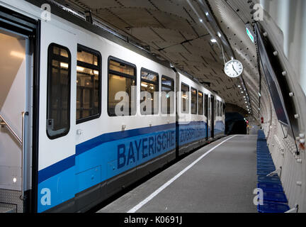 Grainau, Allemagne. Août 19, 2017. Un train à crémaillère de la Bayerische Zugspitzbahn servant la Zugspitze à la station Zugspitzplatt à Grainau, Allemagne, 19 août 2017. Photo : Sven Hoppe/dpa/Alamy Live News Banque D'Images