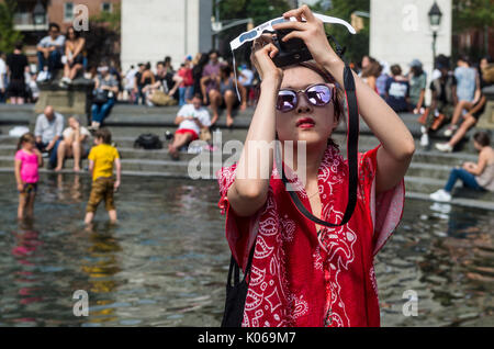 New York, USA. Août 21, 2017. New York, NY 21 Août 2017 - Les New-yorkais se sont réunis à Washington Square pour voir une éclipse solaire partielle. Credit : Stacy Walsh Rosenstock/Alamy Live News Banque D'Images