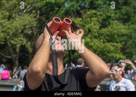 New York, USA. Août 21, 2017. New York, NY 21 Août 2017 - Les New-yorkais se sont réunis à Washington Square pour voir une éclipse solaire partielle. Credit : Stacy Walsh Rosenstock/Alamy Live News Banque D'Images