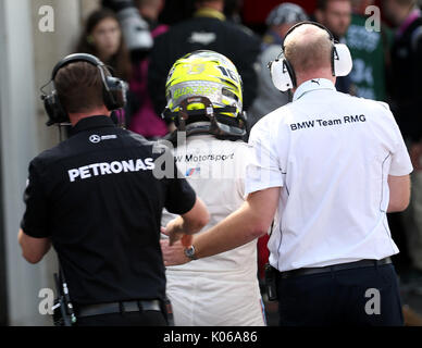 20.08.2017, le circuit zandvoort, Zandvoort, dtm 2017, 12.lauf zandvoort,18.08.-20.08.2017 , im Bild auf ein mercedes ingenieur stürmt Timo Glock (deu# 16) bmw team rmr, la Deutsche Post bmw m4 DTM, nachdem zu dieser den stinkefinger dans richtung mercedes fort gezeigt hat photo : Cronos/hasan bratic Banque D'Images