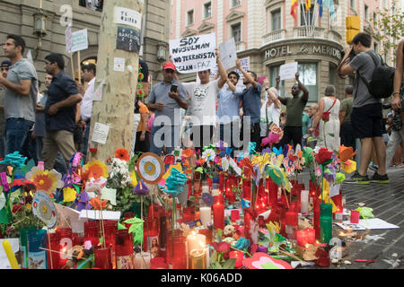 Barcelone, Espagne. 21 août, 2017. Mars manifestants musulmans contre le terrorisme sur les rues de Barcelone à la suite d'une attaque terroriste qui a coûté la vie à 14 personnes. Credit : Evan McCaffrey/Alamy Live News Banque D'Images