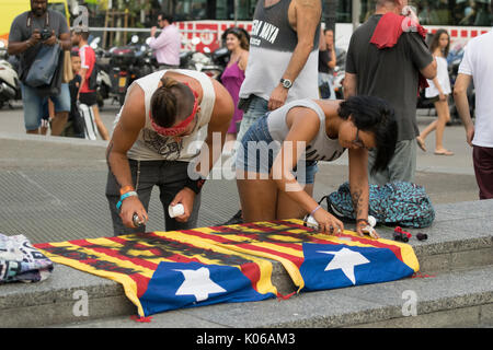 Barcelone, Espagne. 21 août, 2017. Mars manifestants musulmans contre le terrorisme sur les rues de Barcelone à la suite d'une attaque terroriste qui a coûté la vie à 14 personnes. Credit : Evan McCaffrey/Alamy Live News Banque D'Images