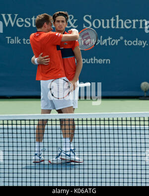 Cincinnati, Ohio, USA. 20e Août, 2017. Nicolas Mahout FRA (5) & Pierre Hugues Herbert célèbre leur victoire dans le dernier match de double hommes 76 (6), plus de 64 Jamie Murray GBR & Bruno SOARES BRA (3) de 2017 et de l'ouest le sud de l'Open de Cincinnati Crédit : Andrzej Kentla/Alamy Live News Banque D'Images