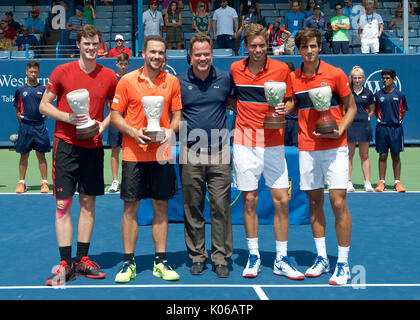 Cincinnati, Ohio, USA. 20e Août, 2017. 2017 Western & Southern Open Men's Doubles Finalistes Jamie Murray GBR, Bruno SOARES BRA (3), Nicolas Mahut (FRA) 5 avec le directeur du tournoi Bruno Silva Crédit : Andrzej Kentla/Alamy Live News Banque D'Images